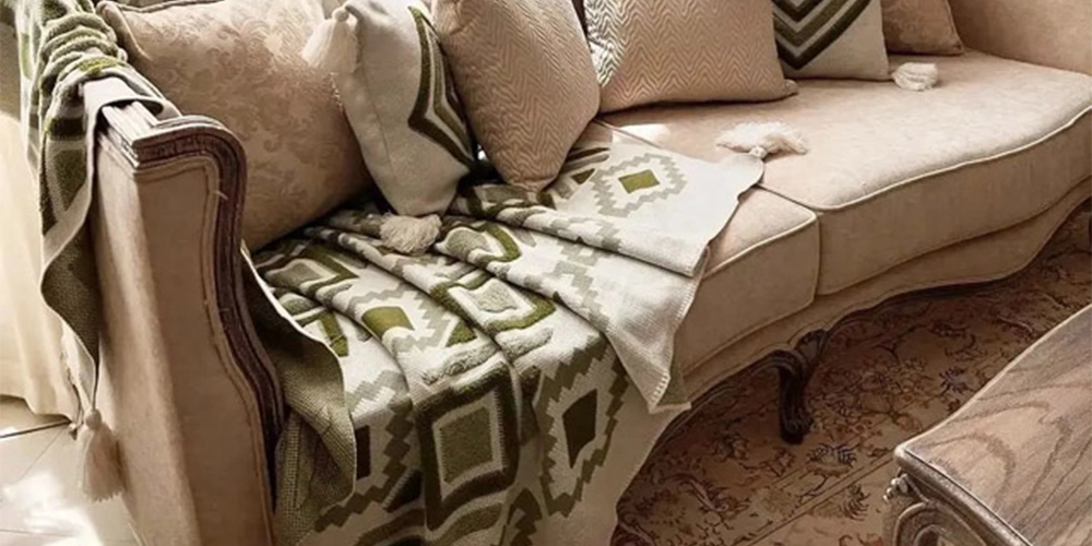 یک ایده استفاده از شال مبل در نشیمنگاه مبل کرمی