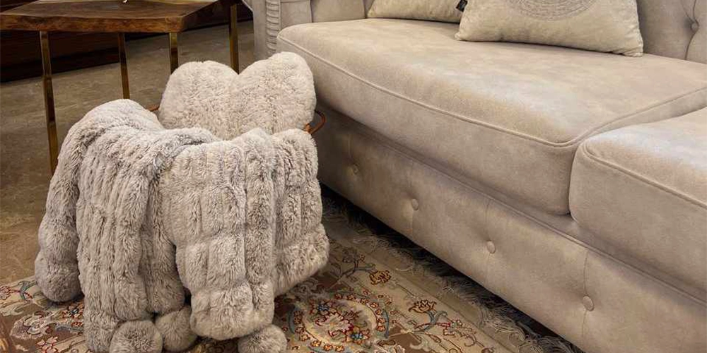 ایده استفاده از شال مبل در سبد مخصوص شال