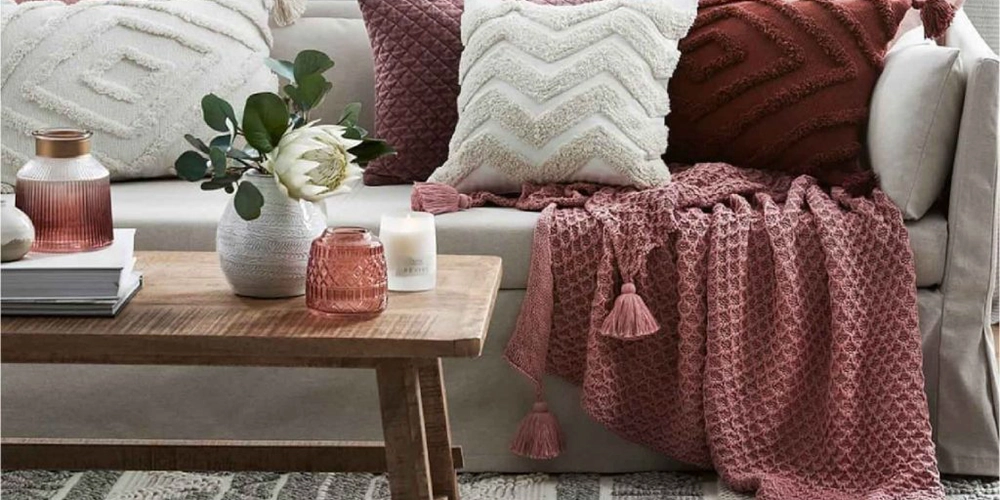 ایده استفاده از شال مبل در نشیمنگاه مبل به رنگ صورتی و سفید
