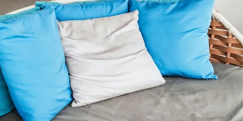 مزایای بالش میکروفایبر در دو رنگ آبی و سفید