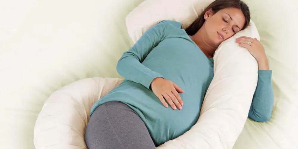 استفاده از بالش طبی به صورت قرارگیری مناسب شانه‌ها روی انحنای مخصوص بالش